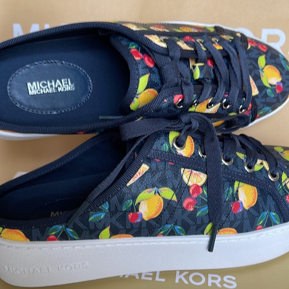 Michael Kors POPPY SLIDE SNEAKERS
FRUIT PAINT MK SIG SM
49T4POFP1Q Platforms - Picture 14 of 16
